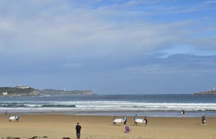 Surf en Somo: olas, calma y ambiente local en Ribamontán al Mar